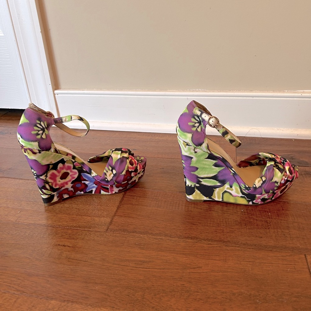 Nine West multicolor fabric t-strap, wedge sandal, size 8M